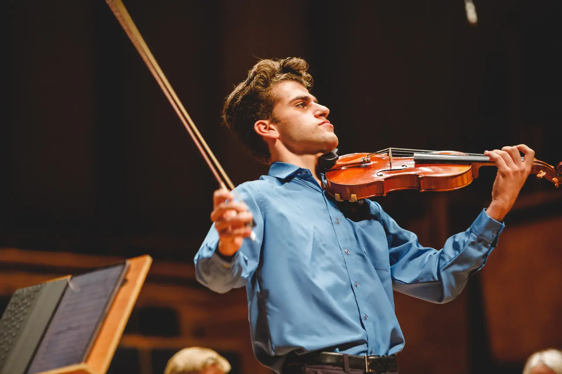 Violinista tocando em um palco